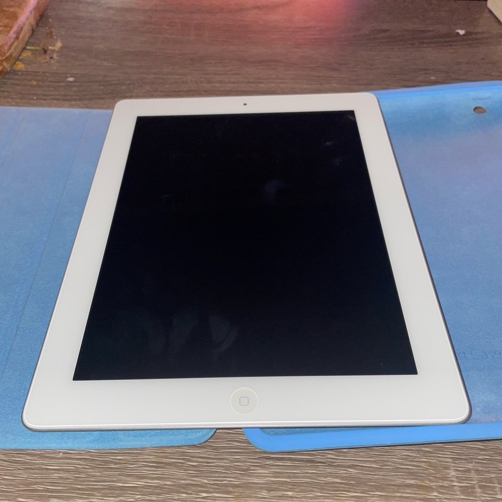 Apple iPad 2. MC769LL/A. 16GB. Wi-Fi. A1395. Silver/White